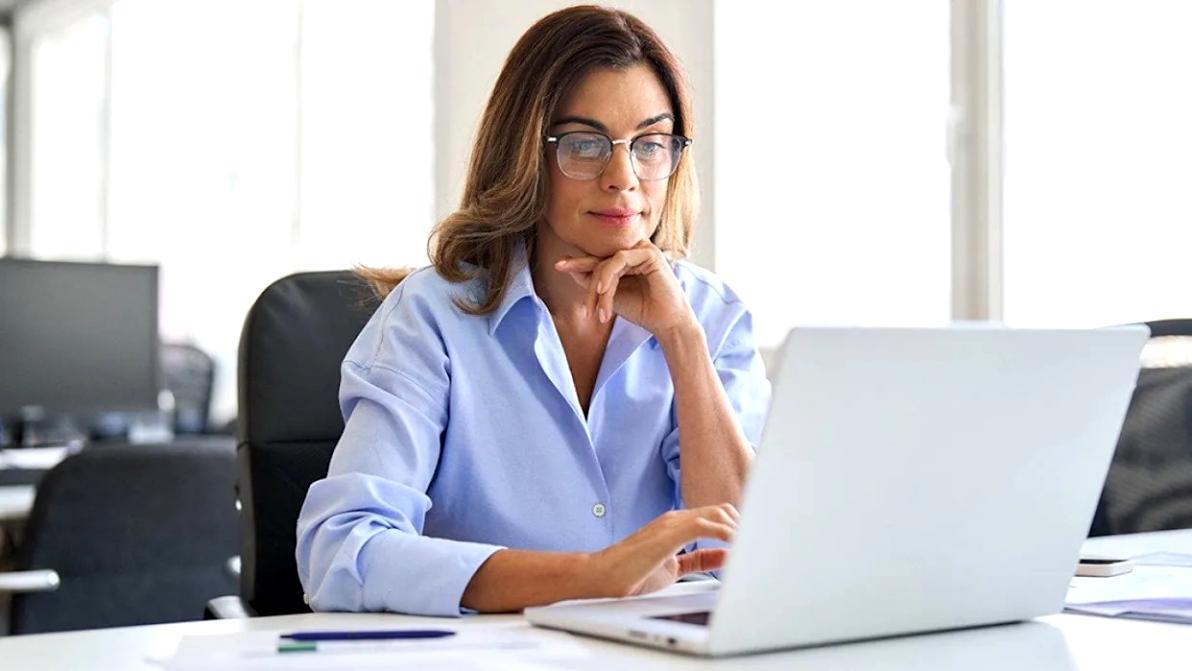 Participantes trabajando en modelos financieros durante un taller